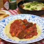 ピリ辛パスタの「茄子とベーコンのアラビアータ」と、ミートソースをリメイク！スキレットで作る「茄子ミートチーズ焼き」